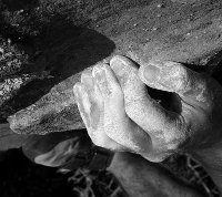 Mani sulla roccia sporche di magnesite